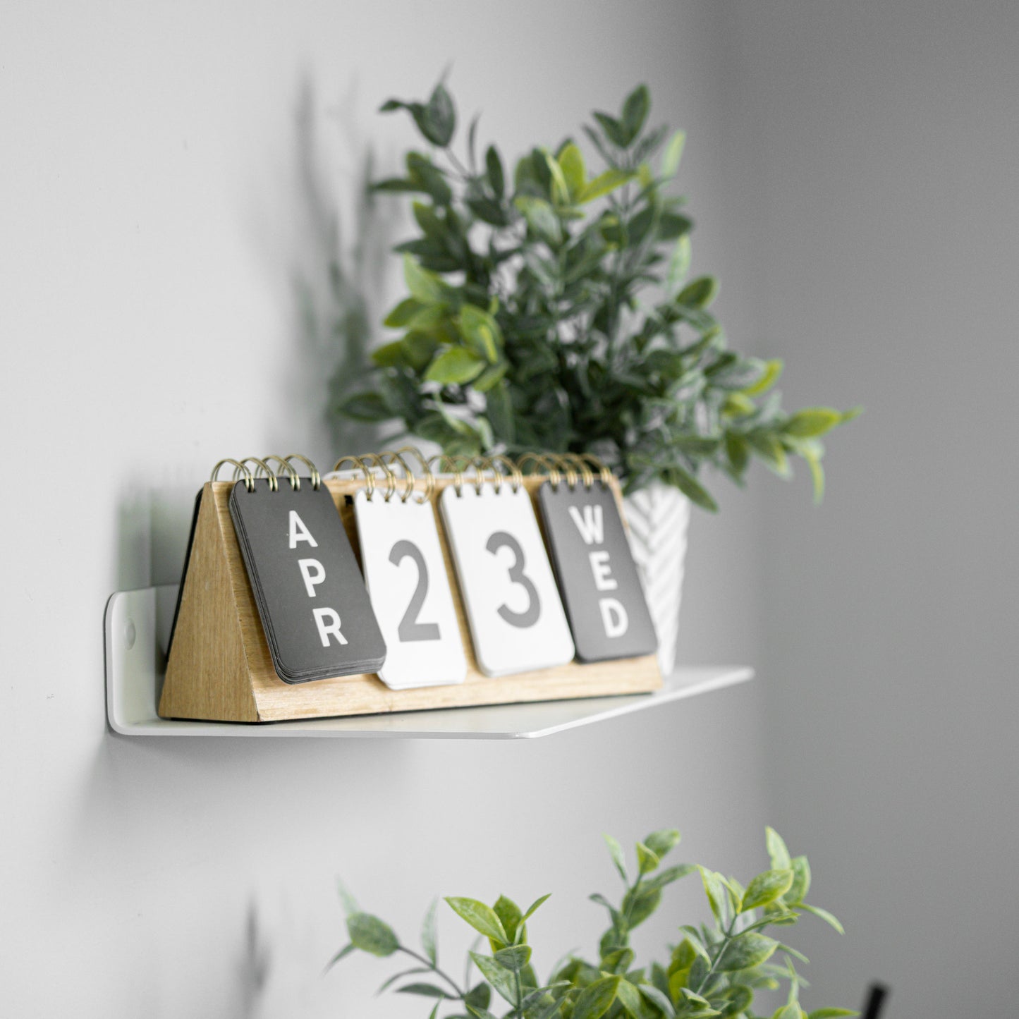 Modern Metal Floating Shelf - Minimalist Wall Storage & Display