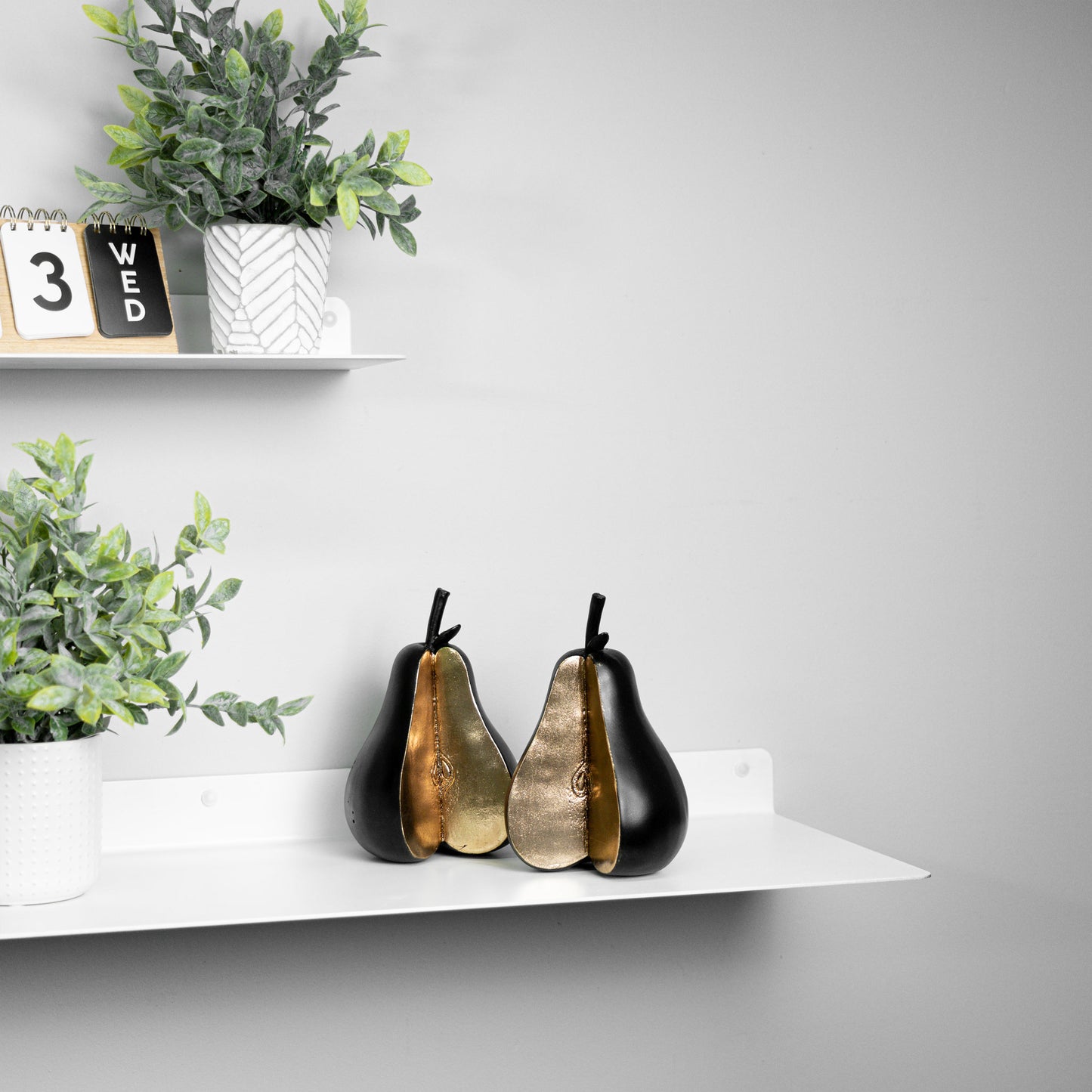 Modern Metal Floating Shelf - Minimalist Wall Storage & Display