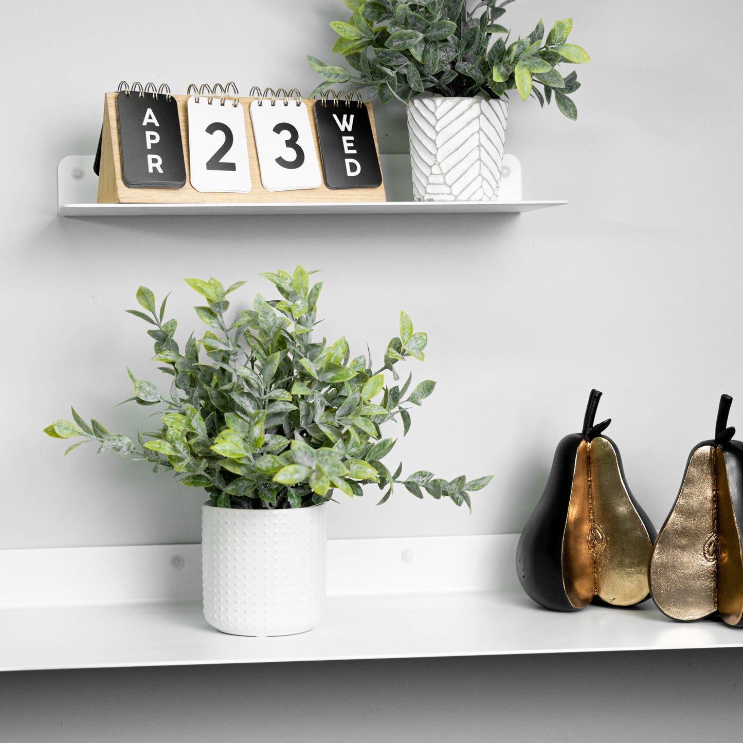 Modern Metal Floating Shelf - Minimalist Wall Storage & Display