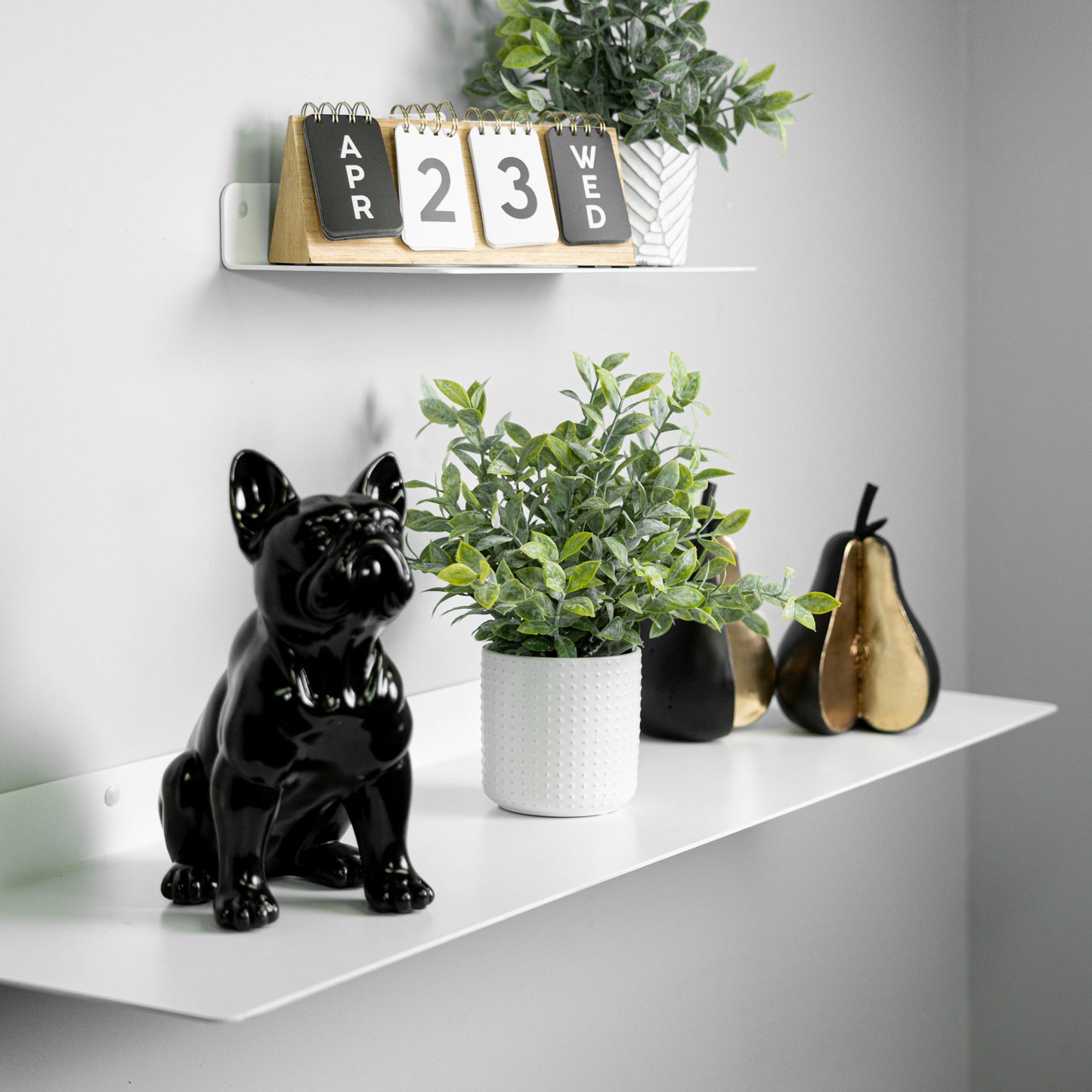 Modern Metal Floating Shelf - Minimalist Wall Storage & Display