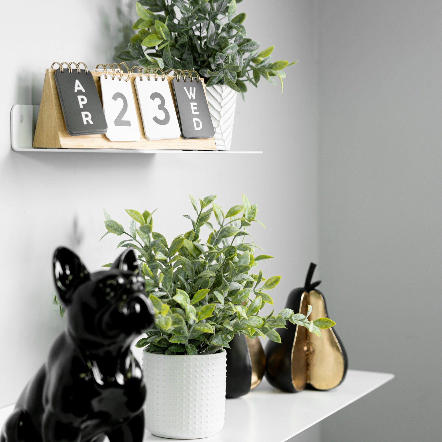 Modern Metal Floating Shelf - Minimalist Wall Storage & Display