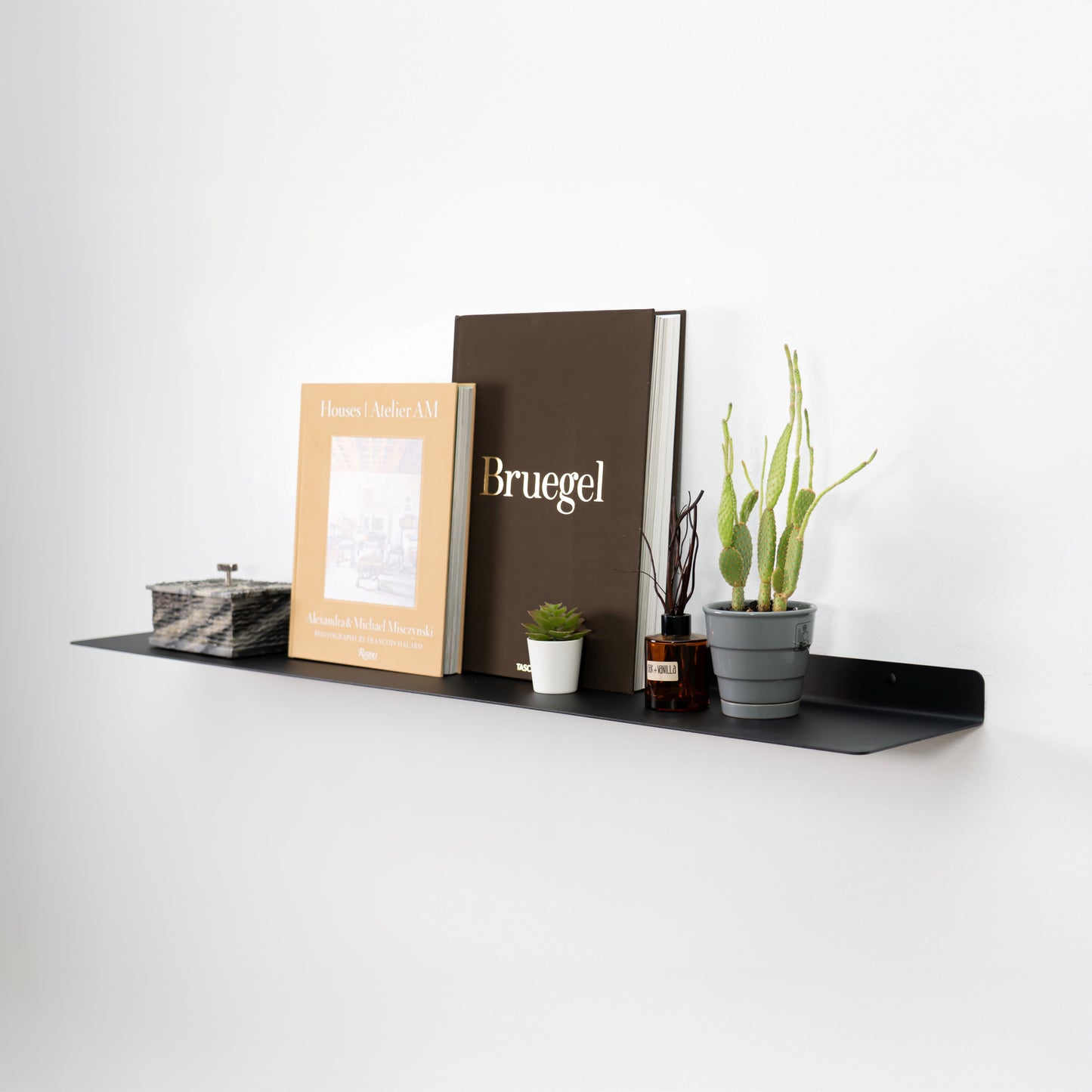 Modern Metal Floating Shelf - Minimalist Wall Storage & Display
